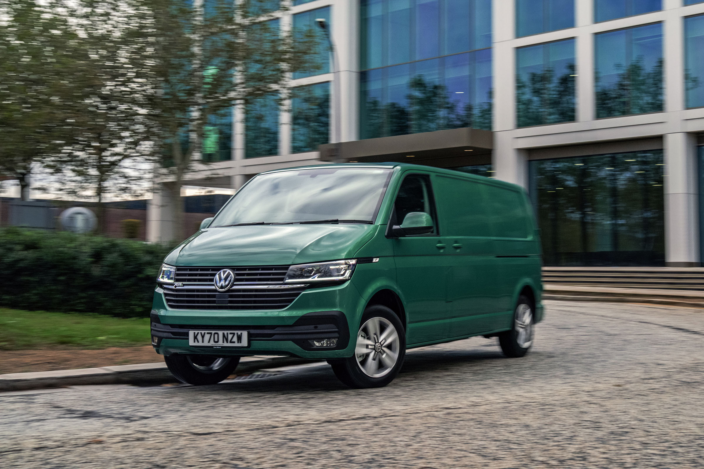 VW Transporter T7: Electric Van with 286 hp and 64 kWh Battery