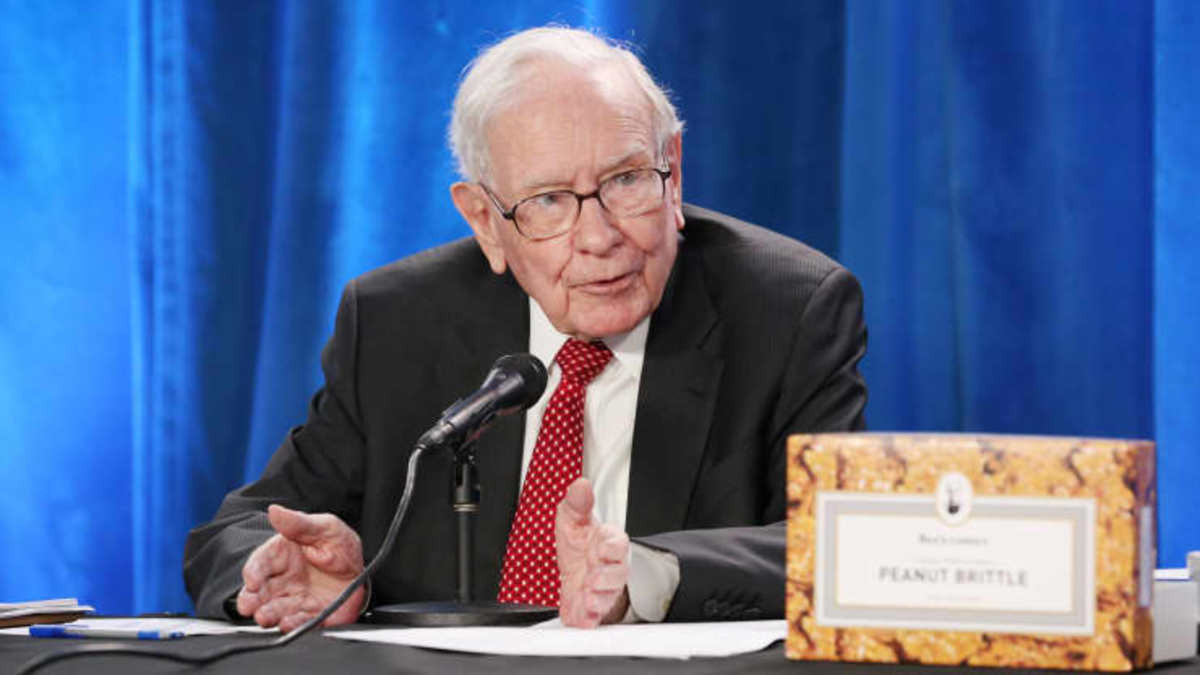 Warren Buffett Sells Half His Apple Stock: Is a Tech Crash Coming?