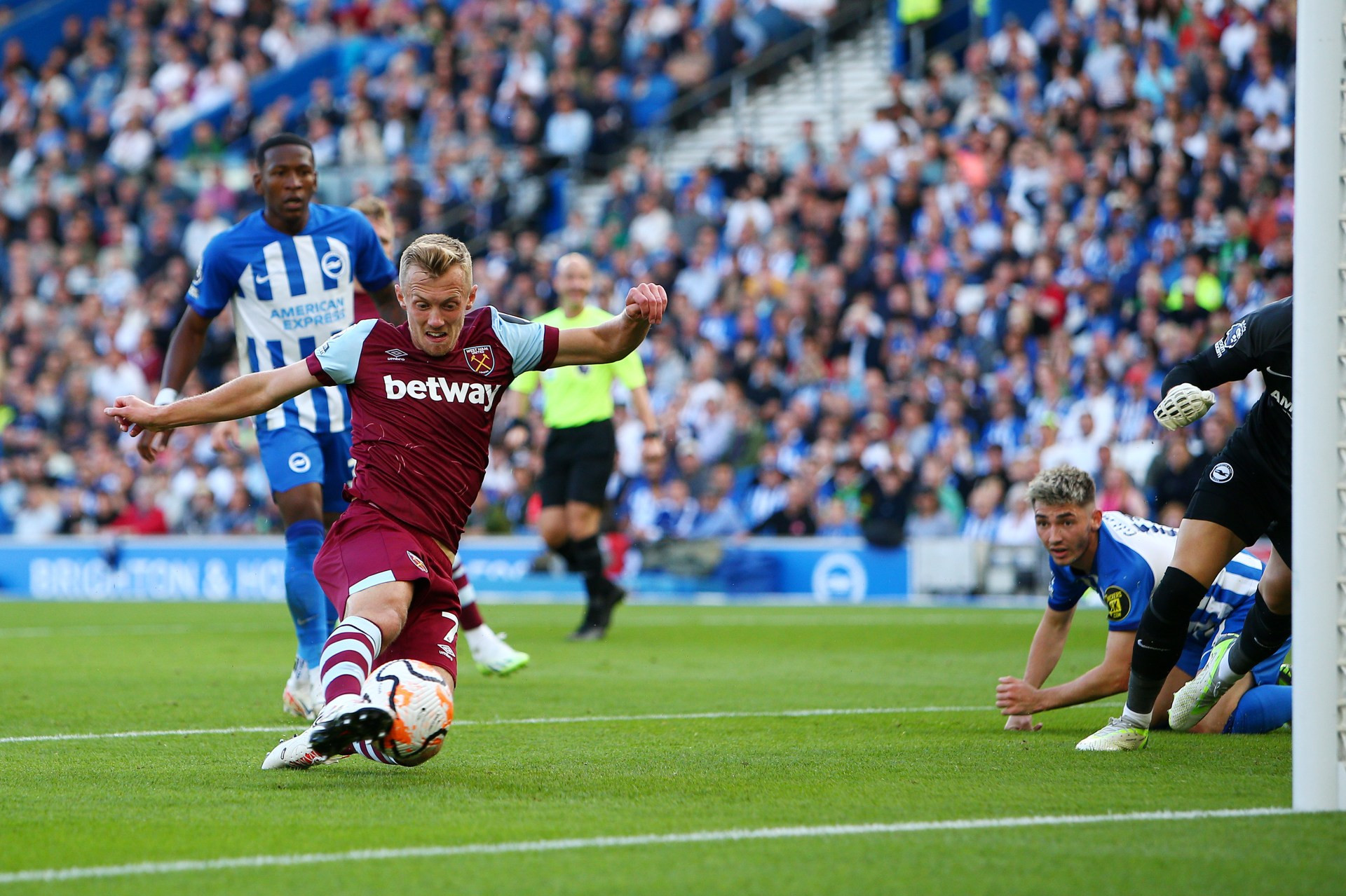 West Ham Star Welcomes Lifelong Fan Andy Lapthorne: Paralympian Aims for Gold in Paris